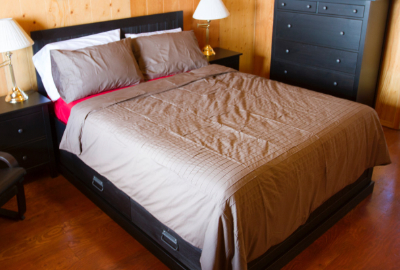 Queen bed at arctic haven web